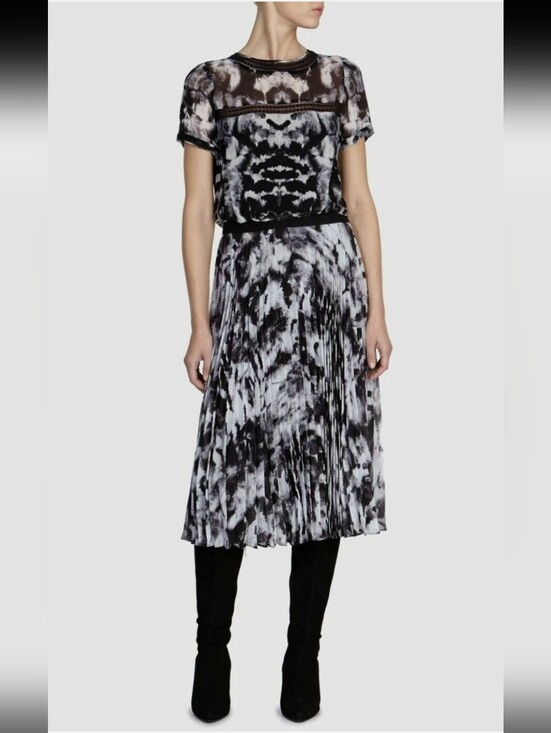 Karen Millen Dresses & Skirts - Karen Millen Black and White Printed Short-Sleeve Midi Dress